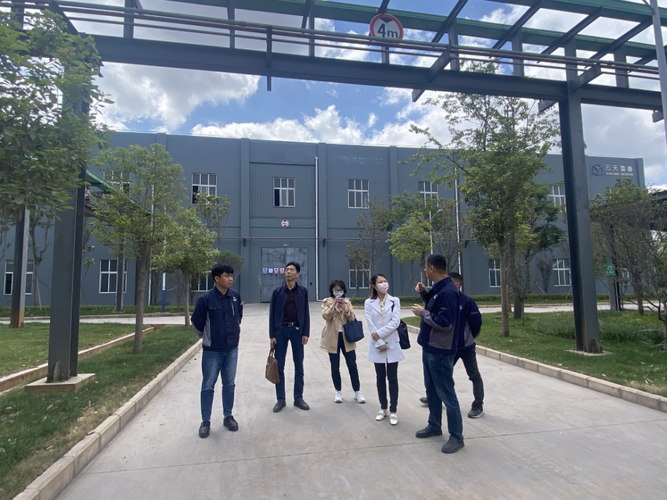 在云南云天墨睿科技,陆佳参观了该公司的生产线和主要产品